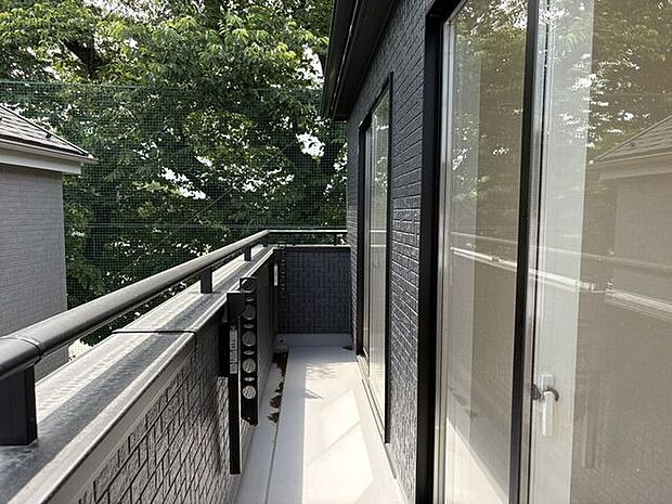 爽やかな風と光が通り抜ける、南面に配された明るいバルコニー。日々のお洗濯物がしっかりと乾きやすいだけでなく、すぐ目の前に広がる豊かな緑を眺めながら、ほっと一息つける開放的な空間となっています。