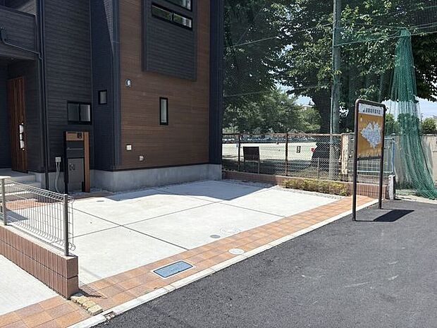 前面道路からスムーズに駐車できる、ゆとりのあるカースペース。すぐ隣には緑豊かな広場が見え、心地よい開放感に包まれています。週末のドライブや、お子様とのお出かけもいっそう楽しみになりそうです。