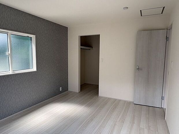 衣類をまとめて保管できる、奥行きのあるウォークインクローゼット付きの洋室。お部屋に余計な家具を置かずに済むため、広々とした寝室スペースを確保できます。毎日のコーディネートを選ぶ時間も楽しくなりそう。
