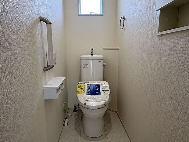 すっきりとしたデザインが魅力のトイレは、日々のお手入れも簡単です。壁紙のアクセントが落ち着いた空間を演出し、家族がリラックスして過ごせる穏やかな雰囲気が漂います。