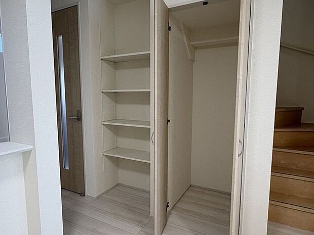 リビングの動線上に設けられた、可動棚とクローゼットの便利な並列収納。散らかりがちな日用品や掃除用具をまとめて隠せるため、お部屋の美しさをキープしやすく、毎日の家事もスマートにこなせます。