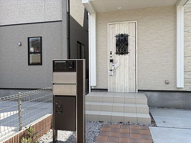 ぬくもりを感じる木目調デザインの玄関ドアが、訪れる人を優しく迎えてくれます。段差の少ない玄関まわりはスムーズな動線で、荷物が多い日の帰宅も快適。穏やかな暮らしの始まりを感じさせる、印象的な佇まいです。