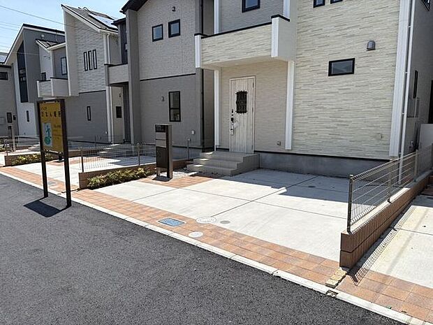 見通しのよい前面道路とフラットに繋がる、広々とした駐車スペースを確保しました。買い物帰りの荷物の積み下ろしも余裕をもって行え、大切な愛車と並んで家族の暮らしが始まる、ゆとりある動線が魅力です。