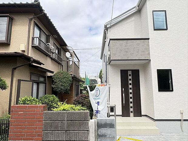 隣家とほどよい距離感を保つ、清潔感ある白い外観の住まいです。玄関へのアプローチは段差が少なく、小さなお子様や重い荷物がある日も安心。穏やかな住宅街の雰囲気が、日々の暮らしに安らぎを届けてくれそうです。