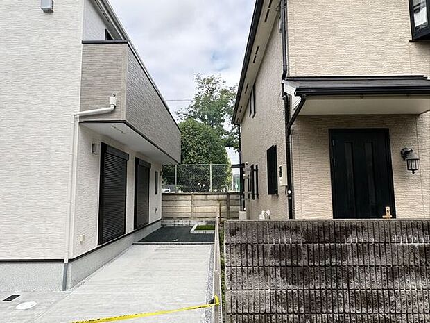 建物と隣家の間にゆとりある空間を確保し、圧迫感のない配置となっています。窓の配置も配慮されており、風通しや採光にも期待できそう。穏やかな住宅街の雰囲気が、日々の暮らしに心地よい安らぎを届けてくれます。