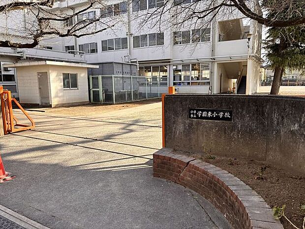 小平市立学園東小学校地域の子供たちが通う小平市立学園東小学校で、授業だけではなく課外活動などを通し地域との交流も行われています。 210m