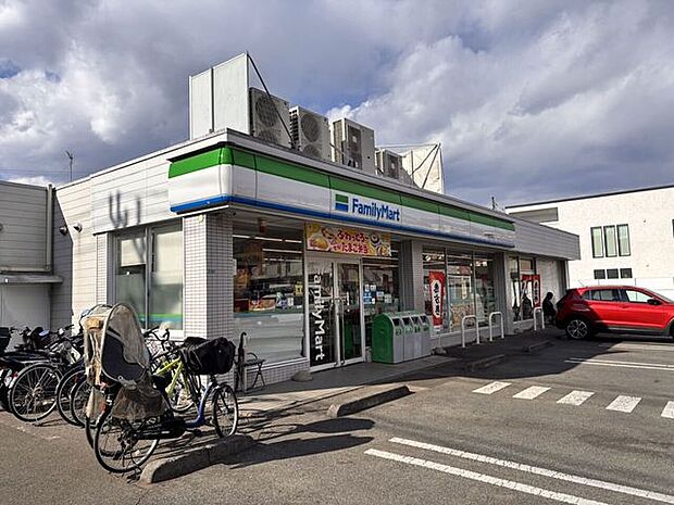 ファミリマート小平学園西町店ファミリーマートです。4小通りに面しており、通勤や通学に立ち寄ったりすることができるので、利用するのに便利です。 440m