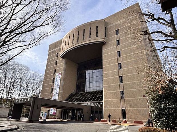 小平市役所小平市役所です。「家族の毎日を支える、住みやすさのあるまち」とし、市民の暮らしを支える行政機関として各種手続きや相談などが行われています。 720m