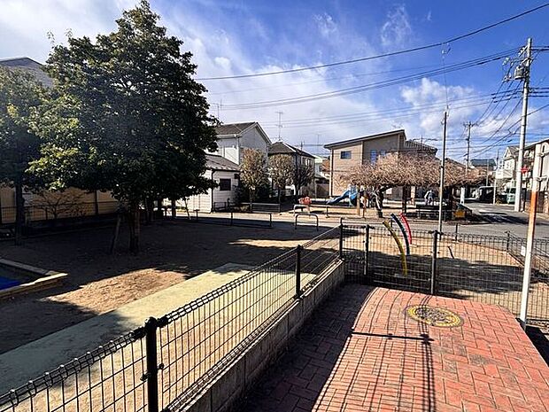 茜台公園住宅街にある茜台公園です。遊具エリアや広場エリアに分かれており、遊具遊びや体を動かす動きができるのが特徴です。 270m