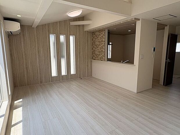 勾配天井の開放感が魅力の、広々とした18帖のLDKです。ナチュラルな色合いの内装はどんな家具とも相性が良く、家族の暮らしを穏やかに育む心地よい空間を叶えてくれます。