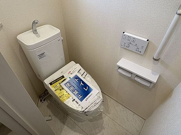 毎日使うトイレは、すっきりとしたデザインで清潔に保てます。手洗い器付きで動線もスムーズに設計されており、家族が気兼ねなく過ごせる、穏やかな雰囲気の住空間です。