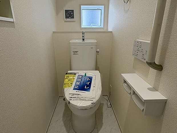 落ち着いた雰囲気を感じられる、機能的なトイレ空間です。温水洗浄便座や手洗い器など、ご家族の快適さを第一に考えた設備が整っており、心地よく過ごせるはず。