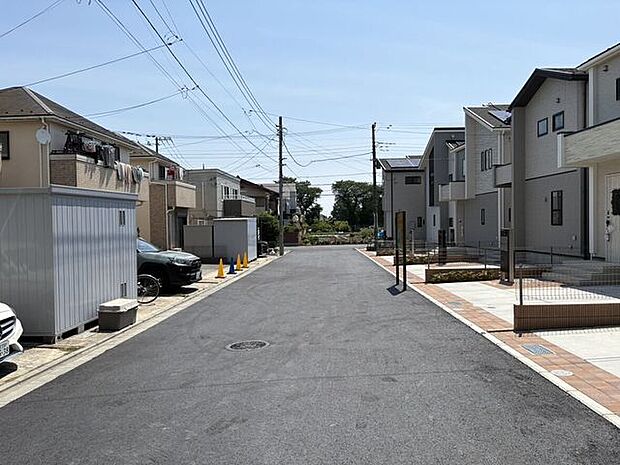ゆったりとした道幅が確保された、落ち着いた佇まいの前面道路です。周囲の視界が開けているため防犯面でも安心感があり、小さなお子様のいるご家庭にも適した穏やかな住まいです。