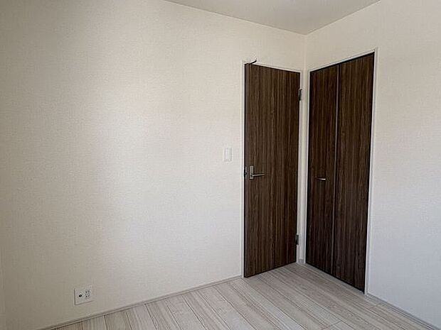 木目調のフローリングが心地よい、無駄のないすっきりとしたお部屋です。窓からは落ち着いた街並みを望め、窓を開ければ心地よい風が通り抜け、リラックスしたひとときを感じられます
