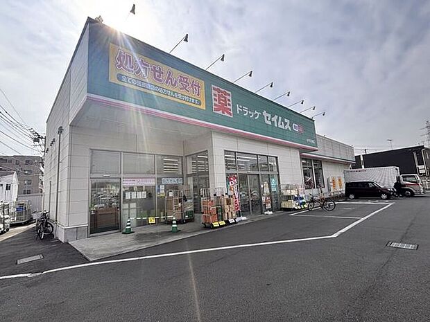 ドラッグセイムス小平天神店ドラッグストア小平天神店です。青梅街道沿いにあるので自転車や車での利用がしやすく、日用品から医薬品まで重宝されています。 580m
