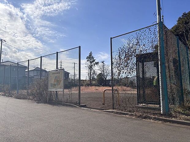 6中西公園小平市立第六中学校の隣にある公園で、ほかの公園と比べ広さも十分あります。 380m