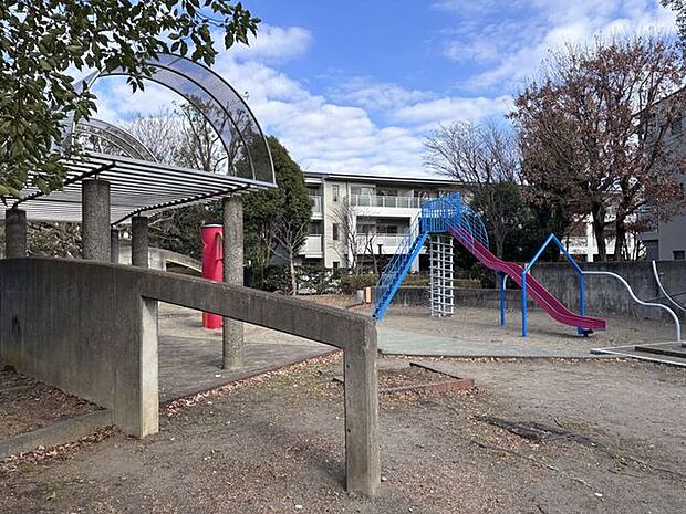 風見の丘公園住宅街の中にある静かな公園です。すべり台で遊ぶお子様や鬼ごっこをして遊ぶお子様など元気いっぱい遊んでいます。 200m