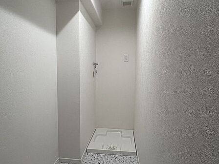 生活感が出やすい場所だからこそ、無駄のないシンプルな空間設計で、日々の家事動線もスムーズに。忙しい朝のお洗濯も、ここなら心地よくこなせそうです。