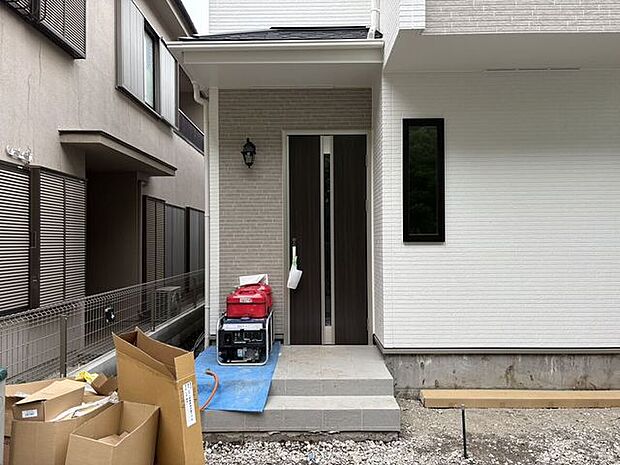 落ち着いたダークブラウンの玄関が、住まいの顔として上品な印象を与えます。段差の少ない設計で、小さなお子様やベビーカーを利用する際も無理なく室内へ入ることができ、日々のスムーズな動線が確保されています。