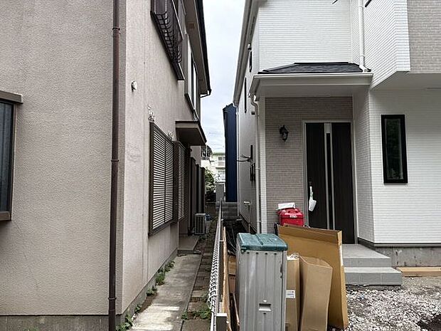 隣家との間にゆとりを持たせた、開放感のある配置設計です。建物同士の間隔が適度にあるため、窓からの光や風を心地よく取り込むことができ、日々の暮らしに穏やかな安らぎをもたらしてくれそうです。
