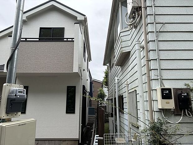 近隣との距離を確保した、落ち着きのある佇まいの住まいです。建物同士に適度なゆとりがあり、周囲の視線も気になりにくいため、プライベートを大切にしながら日々の暮らしをゆったりと楽しむことができます。
