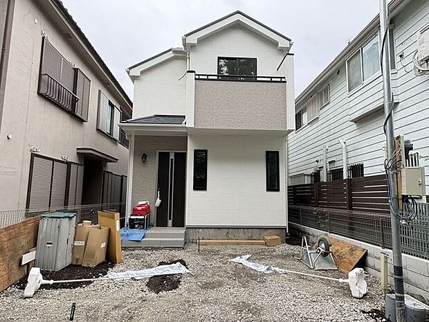 ホワイトとベージュを基調とした、温かみのある外観デザインです。柔らかな色合いが周囲の街並みに馴染み、帰宅するたびにほっと心を落ち着かせてくれそうです。