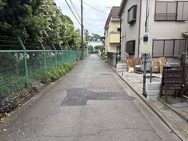 見通しの良いフラットな前面道路が、日々の移動をスムーズにサポートします。周辺は落ち着いた住宅街の雰囲気が漂い、徒歩や自転車での外出もゆったりとした気持ちで楽しむことができそうです。