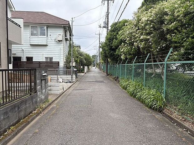 落ち着いた住宅街に位置し、前面道路は交通量が少なく静かな環境です。道路幅に余裕があるため車の出し入れも落ち着いて行えます。穏やかな時間が流れるこの場所で、家族の新しい暮らしを始めてみませんか。