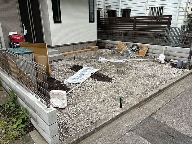 玄関先へスムーズにアプローチできる、ゆとりある駐車スペースです。車を停めてからそのまま玄関へ向かえるため、小さなお子様連れのお買い物や、雨の日の荷物の積み下ろしも無理なく行える安心の動線が魅力です。