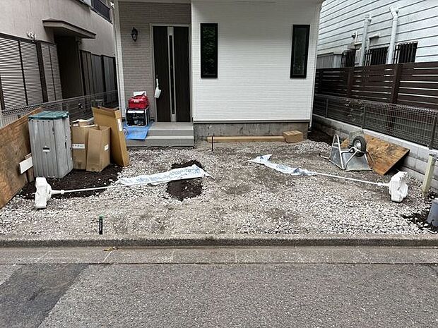 道路からフラットに乗り入れ可能な駐車スペースです。敷地の間口を広く使え、毎日の車の出し入れもストレスなく行えます。ゆとりあるスペースが、穏やかで心地よい暮らしのスタートを支えてくれることでしょう。