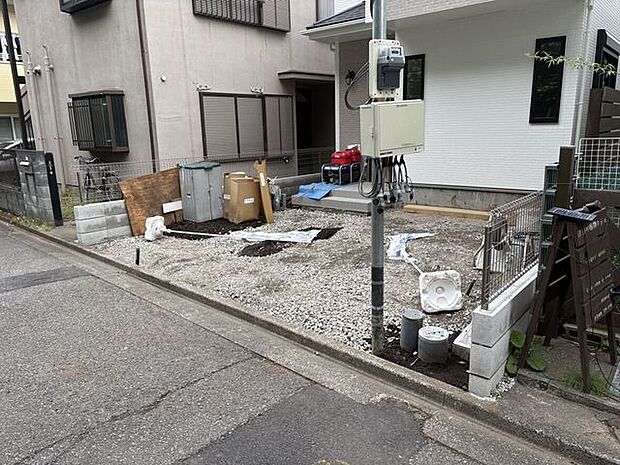 前面道路との段差が少なく、スムーズに車を駐車できる配置です。広々としたスペースが確保されており、日常の車の出し入れも落ち着いて行えます。開放感のある敷地で、穏やかな時間が流れる暮らしはいかがでしょう。