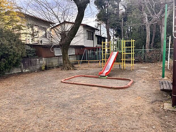 津田第2公園木々に囲まれた公園で自然を感じやすい雰囲気です。すべり台やベンチなどがあり、子供を見守りながら遊ばせることができます。 40m