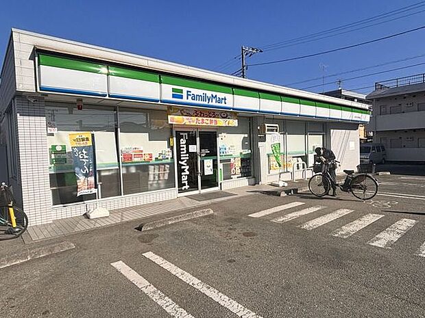ファミリマート小平たかの街道店たかの街道に面したコンビニでアクセス面が良好です。ちょっとした買い物などに便利で近隣の方々から親しまれています。 540m