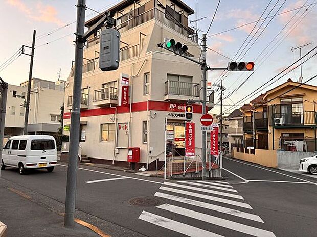 小平天神郵便局天神町にある郵便局です。郵送や銀行等の手続もできるので便利です。 690m