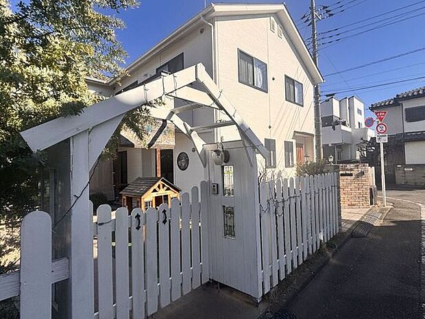 あおいキッズガーデン月ぎめ保育・一時保育をしている保育施設です。「人種、宗教、信条に関わらず大切なお子様をお預かりし楽しい時間を過ごしたい」という方針で活動しています。 420m