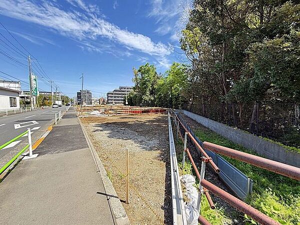 接道部分まで確認しやすい現地写真です。車や自転車の動線もイメージしやすいです。
