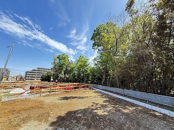 住まいづくりが進む現地の様子です。新生活への期待が高まる一枚です。