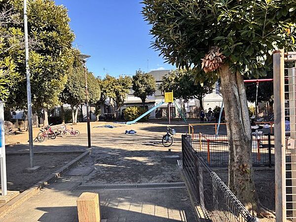 草花街道公園穏やかな空間の中にある公園です。広さが十分ある為、遊具で遊んだりボール遊びをするなど活気にあふれています。 90m