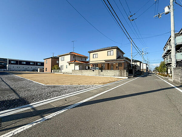 北側道路です。閑静な住宅街の中にあるオススメの物件です。