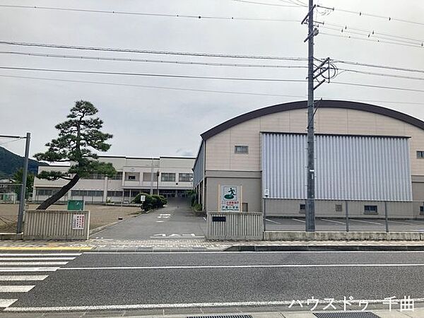 戸倉小学校 880m