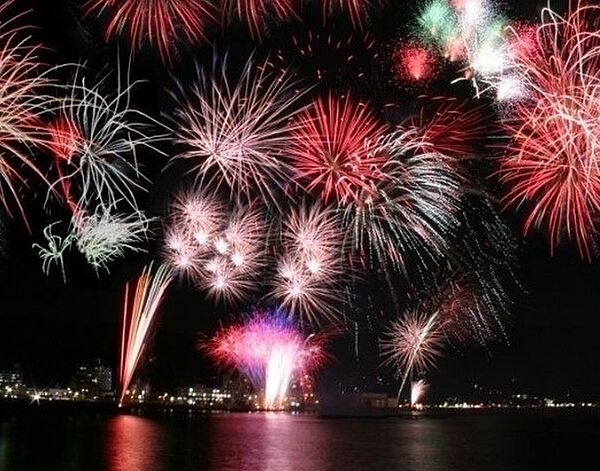 網代温泉海上花火大会・毎年8月16日開催