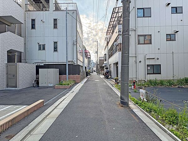 物件の南側前面道路（東側から）