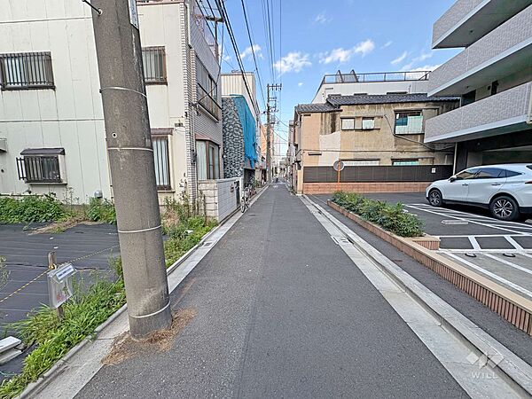 物件の南側前面道路（西側から）