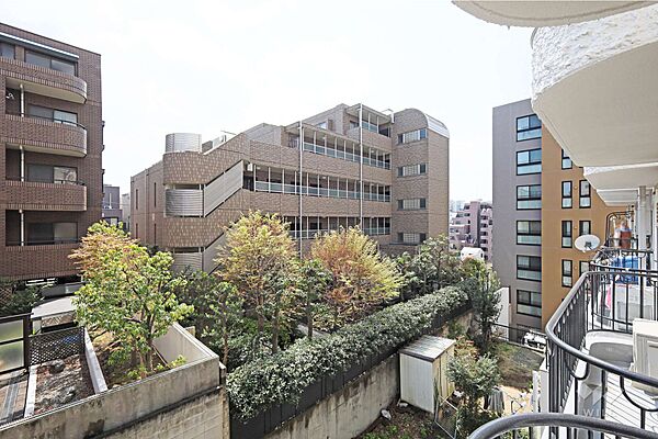 バルコニーからの眺め（南東方向）［2026年3月28日撮影］