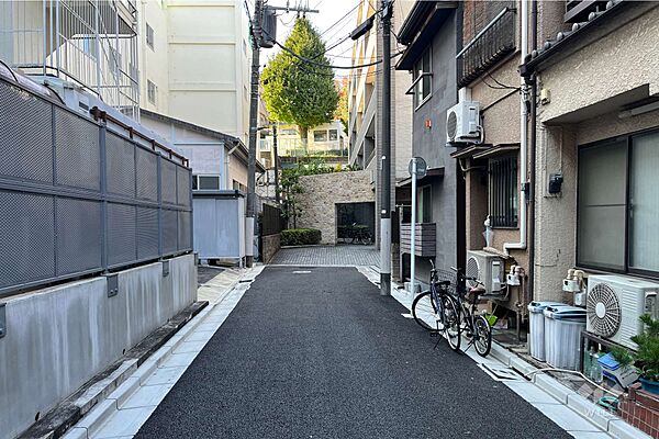 敷地北東側の前面道路