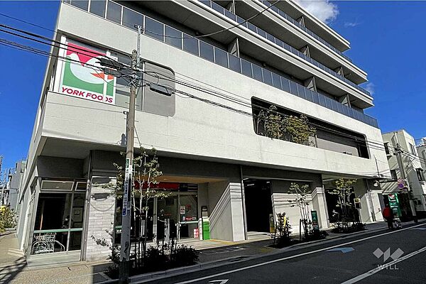 ヨークフーズ with ザ・ガーデン自由が丘(西落合店)の外観