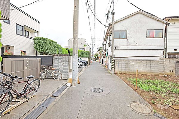 物件の北東側前面道路（北西側から）［2026年6月15日撮影］