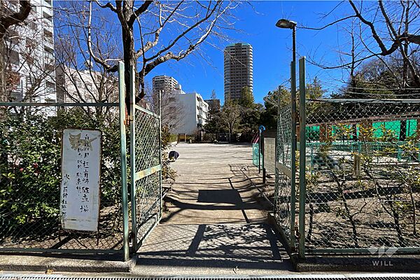 敷地に隣接した『新宿区立甘泉園公園』