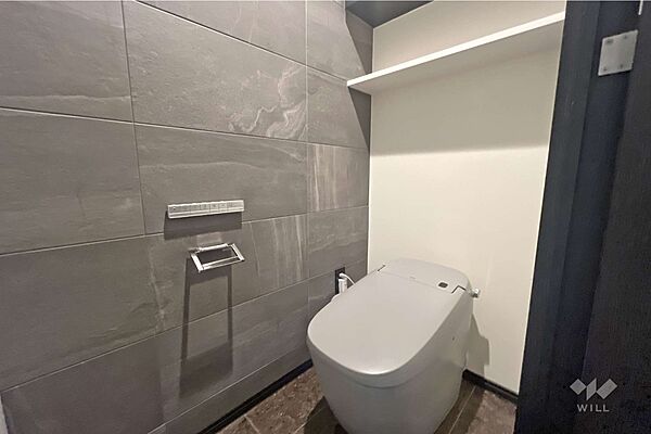 タンクレストイレ採用。壁面にはエコカラットを設け、統一感のあるスタイリッシュな空間です。