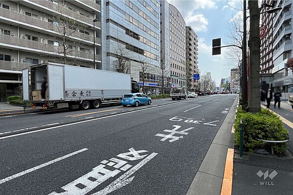 敷地西側の前面道路
